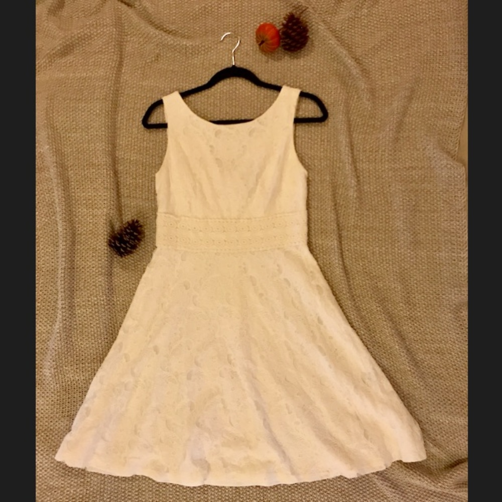 White sleeveless lace dress